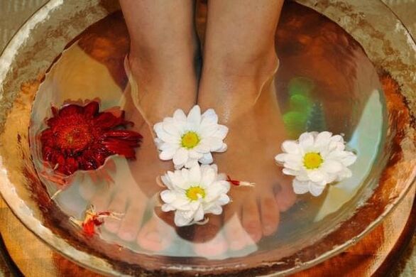 Salt foot baths will help fight nail fungus