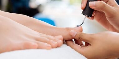 Varnishes for the treatment of nail fungi
