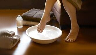 Traditional methods treating legs on toes